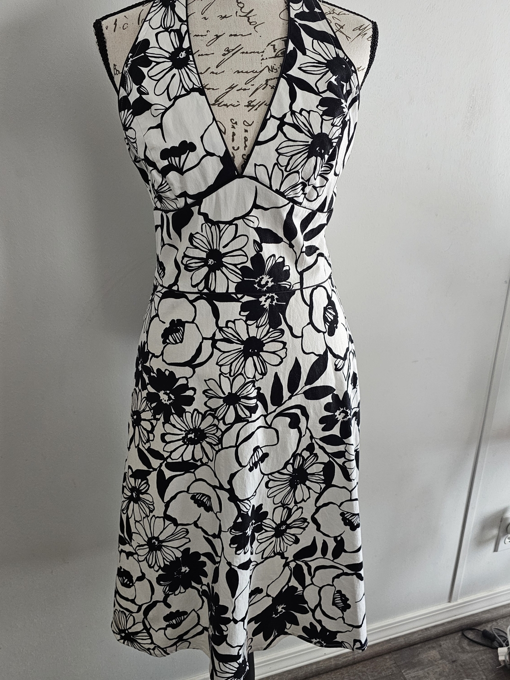 NWOT A.P.N.Y. Black and White Floral Halter Midi Dress Zipoer Back Cotton Size 6